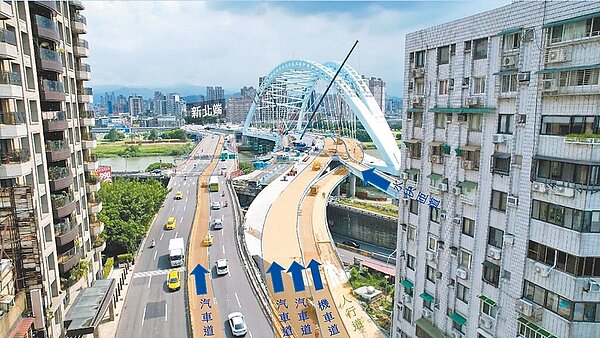橫跨雙北的中正橋改建工程耗資33億，8日已開放新橋台北市往新北市方向通行，由於道路動線設計不良及標示不清，民眾不時走錯路，險象環生。圖／新北市工務局提供