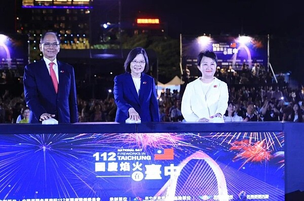 國慶焰火今晚提早20分鐘施放,中市府表示,因為蔡總統等人致詞太簡短,說完就啟動焰火。圖/台中市政府提供