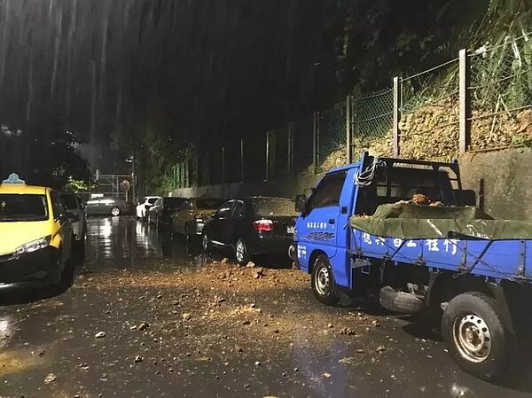 基隆連日雨暖暖區東勢街26巷土石崩落,砸多輛車近民宅。圖/陳冠羽提供