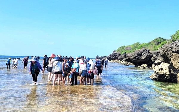 國慶連假4天,屏東小琉球再現每天萬人登島榮景,縣府規畫在3處自然人文生態景觀區潮間帶收每人60元的觀光保育費盼遏止亂象,卻因地方意見分歧「卡關」,地方環團表示會挺到底。圖/民眾提供