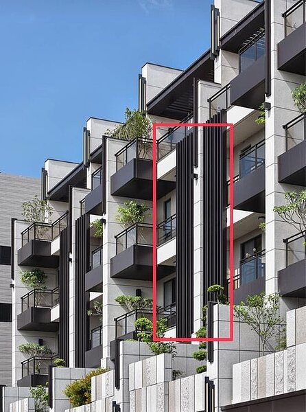 有網友表示,常見許多新建案在陽台上裝置黑色的金屬條,好奇它有什麼特殊功用? 圖/擷自「爆系知識家」臉書粉專