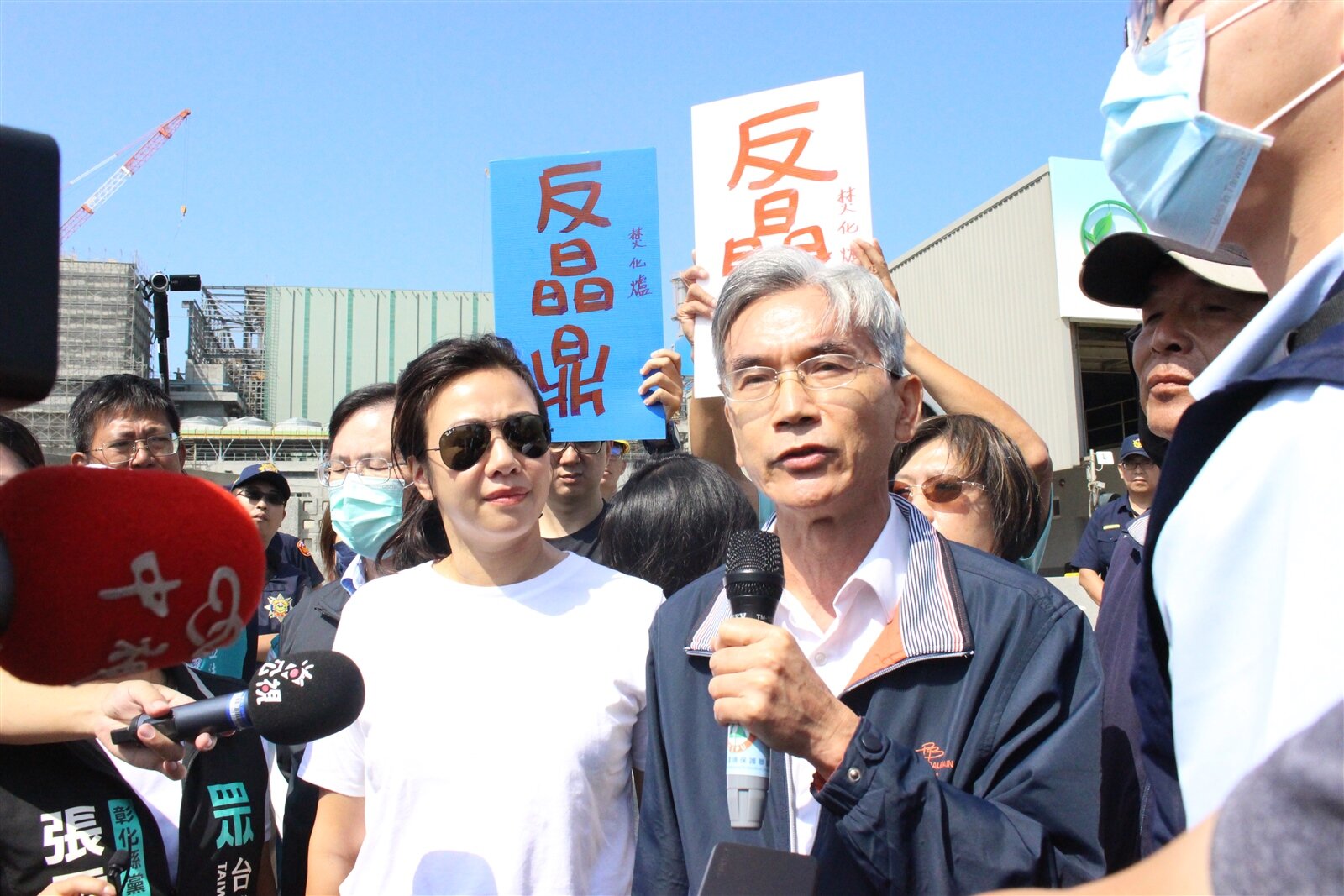 豐堉資源公司2座焚化爐明年初將運轉,環境部長薛富盛(右)以及民眾黨不分區立委吳欣盈(左)等人今天到廠區視察。記者林敬家/攝影