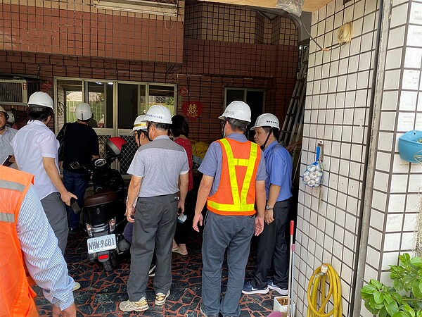 縣府派員前往了解鄰房損壞情形。圖/城鄉發展處提供