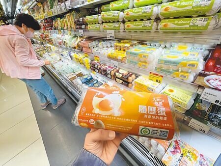 農業部11日鬆口，未來擬規畫降低雞蛋關稅，好讓業者自行進口蛋來因應需求調節。圖為賣場內販售之雞蛋。（陳信翰攝）（示意圖非新聞當事人）