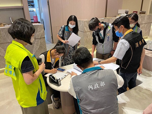 內政部聯合行政院消保處、公平會、國稅局及全台19個縣市政府,於雙十連假前夕無預警發動中央地方預售屋聯合稽查,為今年7月《平均地權條例》修法上路後首次辦理。圖/內政部提供