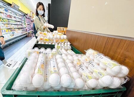 農業部11日鬆口,未來擬規畫降低雞蛋關稅,好讓業者自行進口蛋來因應需求調節,之後安全庫存就不一定都要由政府來做。圖為賣場內販售之雞蛋。(陳信翰攝)(示意圖非新聞當事人)