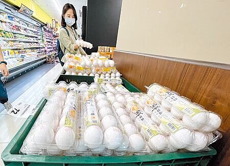 
農業部11日鬆口，未來擬規畫降低雞蛋關稅，好讓業者自行進口蛋來因應需求調節，之後安全庫存就不一定都要由政府來做。圖為賣場內販售之雞蛋。（陳信翰攝）（示意圖非新聞當事人）
