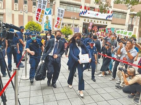 
新竹市長高虹安（前排左三）擔任立委期間，被控詐領助理加班費46萬30元，台北地方法院11日首次傳喚高出庭，她否認犯罪並強調沒有犯罪意圖。（林偉信攝）
