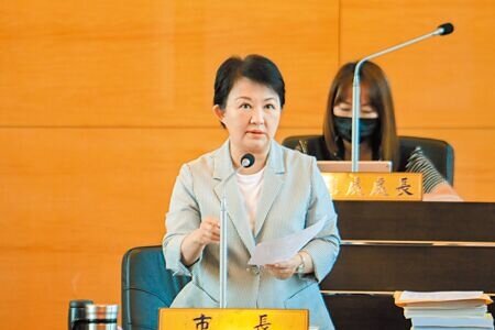 今年國慶焰火10日在台中中央公園施放,無人機表演臨時「喊卡」引來批評,台中市長盧秀燕11日說明,確實牽涉國安議題,請民眾不要責怪國安單位跟市府。(張亦惠攝)