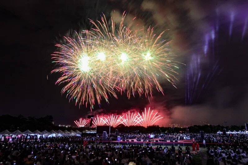 國慶焰火昨晚在台中中央公園施放,現場原定有無人機搭載煙火的表演,但因故取消。記者黃仲裕/攝影