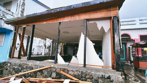 小犬颱風造成蘭嶼房舍災損嚴重，縣府發放每戶5000元慰問金。圖／台東縣府提供