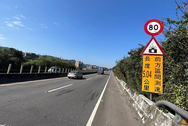 台62線很多貨櫃車、砂石車在跑,常因車速快、彎道多,又未保持安全車距致車禍頻傳,不時有翻車事故,警方因此設有區間測速取締,速限80公里。記者游明煌/翻攝