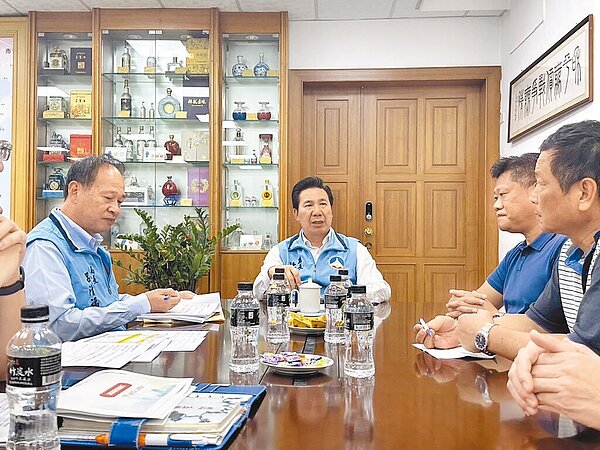 由金門縣政府所推動之金寧鄉「西山農地重劃案」已獲內政部核准,縣長陳福海(中)期許相關單位抓緊時間即早落實。(金門縣政府提供/于家麒金門傳真)