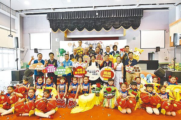 「2023年彰化縣媽祖祈福文化節」下周登場，11日上午彰化縣政府在二林文化教育園區舉辦宣傳活動，彰化縣長王惠美（站立者前排右四）等人與會。（彰化縣政府提供／吳建輝彰化傳真）