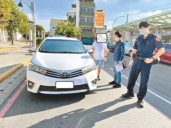 台南市政府交通局公共運輸處近來與警方聯合加強取締俗稱「白牌車」的違法載客私家汽車。圖為在新營火車站前取締畫面。（交通局提供／洪榮志台南傳真）