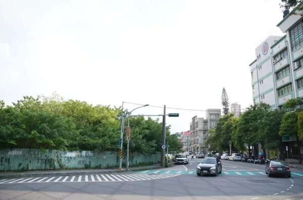 竹東首棟社宅「東林好室」公開上網招標,基地鄰近竹東火車站、鎮公所及郵局。圖/新竹縣府提供