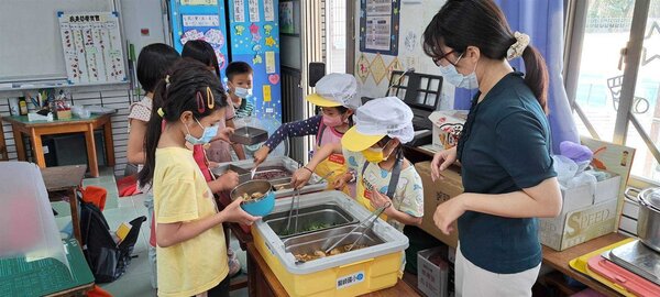 台南市龍崎國小的營養午餐由遠在15公里外的歸南國小中央廚房提供。圖／台南市教育局提供