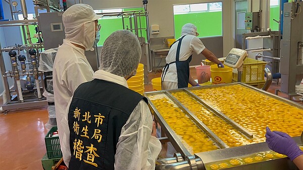 農業部專案進口雞蛋引發諸多爭議,立委更踢爆,原本應該公開招標的冷凍蛋液也迴避政府採購法。圖為日前新北市前往蛋品加工廠稽查進口蛋加工情形。圖/新北市衛生局提供