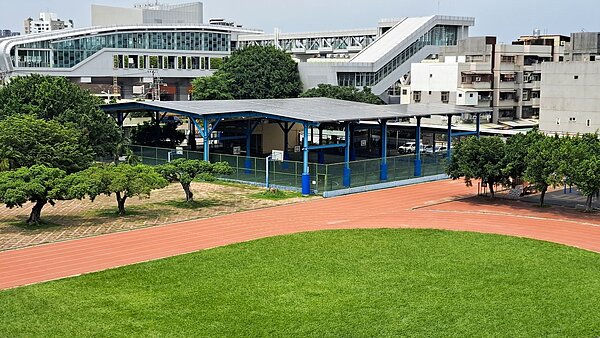 截至今年9月底,共有18校40面球場已完成併聯發電。圖/台中市教育局提供