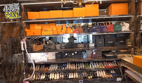 Stella本來屋內擁有超多精品收藏。圖/截自YouTube《小哥哥艾理》