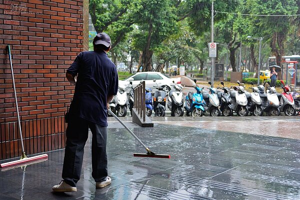 康芮颱風來襲,下雨不斷,導致大樓積水,清潔人員急忙清掃,豪大雨特報,西北雨,颱風雨,淹水。(好房News記者 陳韋帆/攝影)