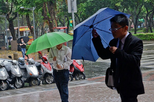 康芮颱風來襲,下雨不斷,路人緊抓雨傘抵擋風雨,豪大雨特報,西北雨,颱風雨。(好房News記者 陳韋帆/攝影)