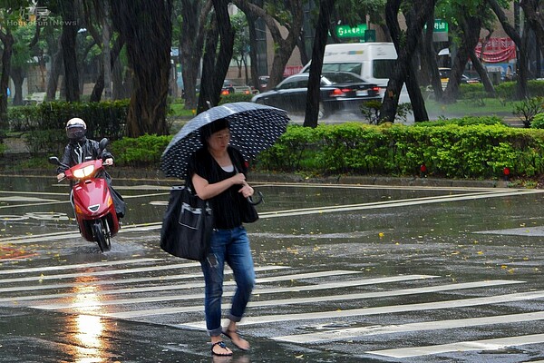 康芮颱風來襲,大雨不斷,路面積水多,民眾出門應慎防天雨路滑,豪大雨特報,西北雨,颱風雨。(好房News記者 陳韋帆/攝影)