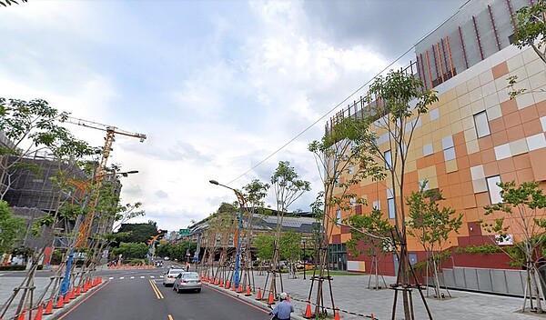 三井不動產集團近年積極在台灣拓展,購物商場周邊房價被帶動!台中東區LaLaport及海線梧棲的三井OUTLET附近房價,近五年來有驚人變化。圖/google map