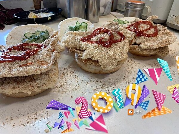 新竹市一間知名的早餐店近日張貼公告表示「含雞蛋的商品調降5元」,引發網友熱議,該店的人氣餐點是雞排蛋堡。記者張裕珍/翻攝