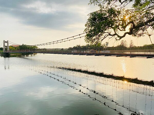 5月1日勞動節當天,勞工朋友到虎頭埤風景區即享半價優惠。圖/台南市觀旅局提供