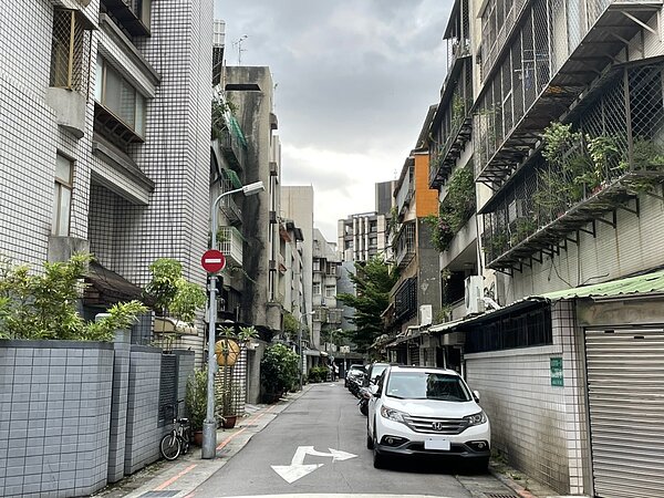 ■雙北地區許多老舊房屋都位於巷道內,加上近幾年營造成本高漲,地主重建時更應尋求專業團隊協助檢討。(圖片由中力都市更新提供)