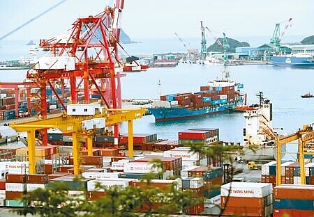 國發會27日公布3月景氣燈號,受到全球需求疲弱、廠商持續調節庫存等因素影響,連續第5個月亮出低迷藍燈。圖為基隆港貨櫃碼頭。(鄭任南攝)
