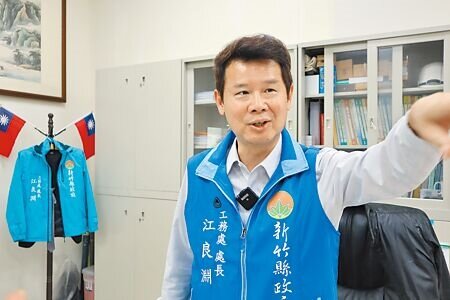 針對外界對於樓層變高的質疑,新竹縣工務處長江良淵表示,當初是依據相關規定審查通過的。(邱立雅攝)