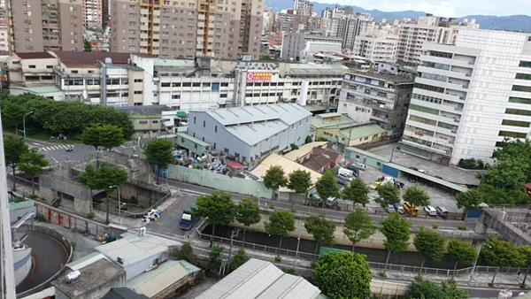 中和高壓電塔遷移後畫面(左下角為電塔基座)。圖/新北市經發局提供