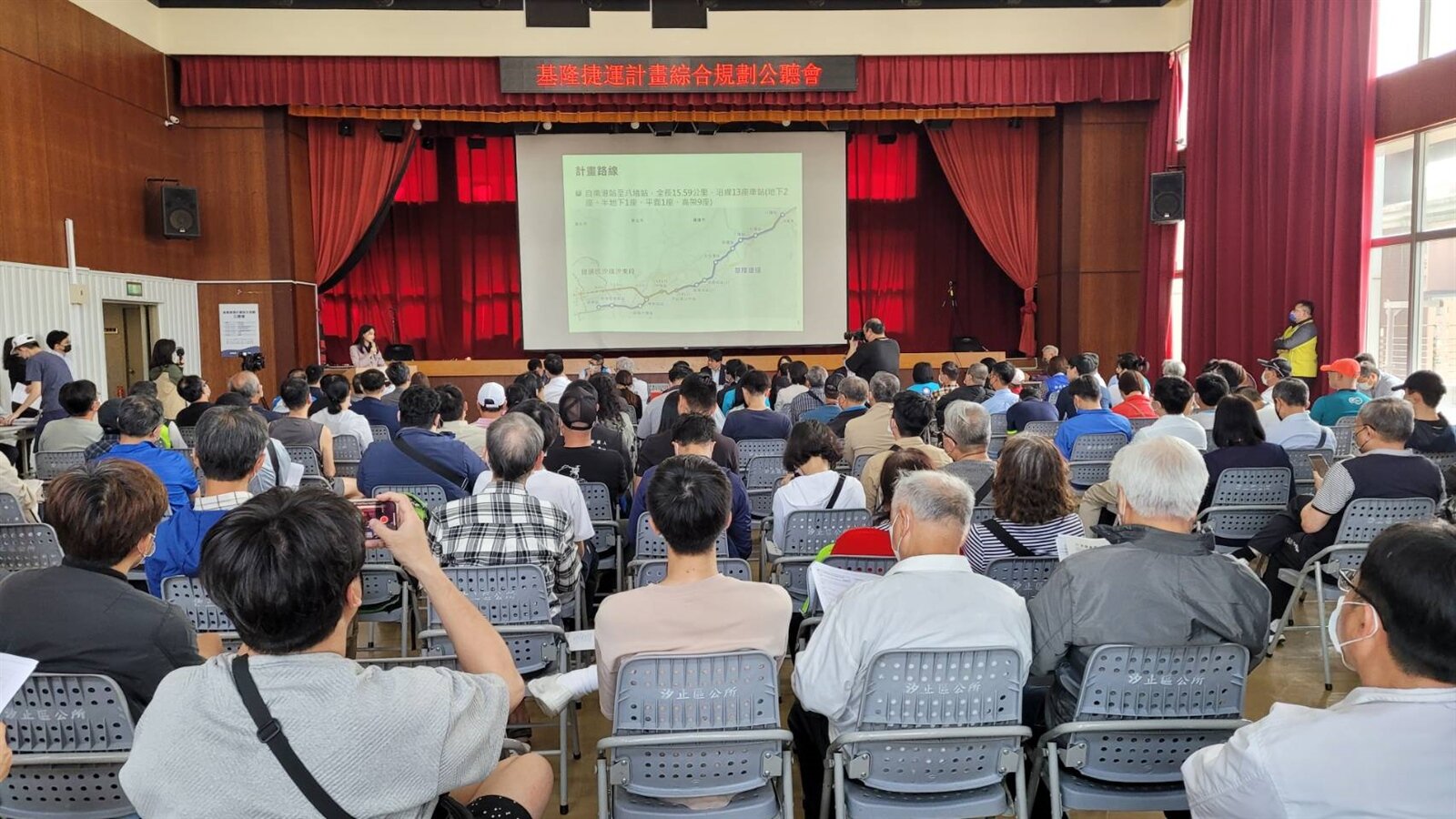 基隆捷運第三場公聽會今天在新北市汐止區公所舉行,有民眾擔心基隆捷運分攤額有爭議,擔心影響汐東線進度。記者游明煌/攝影