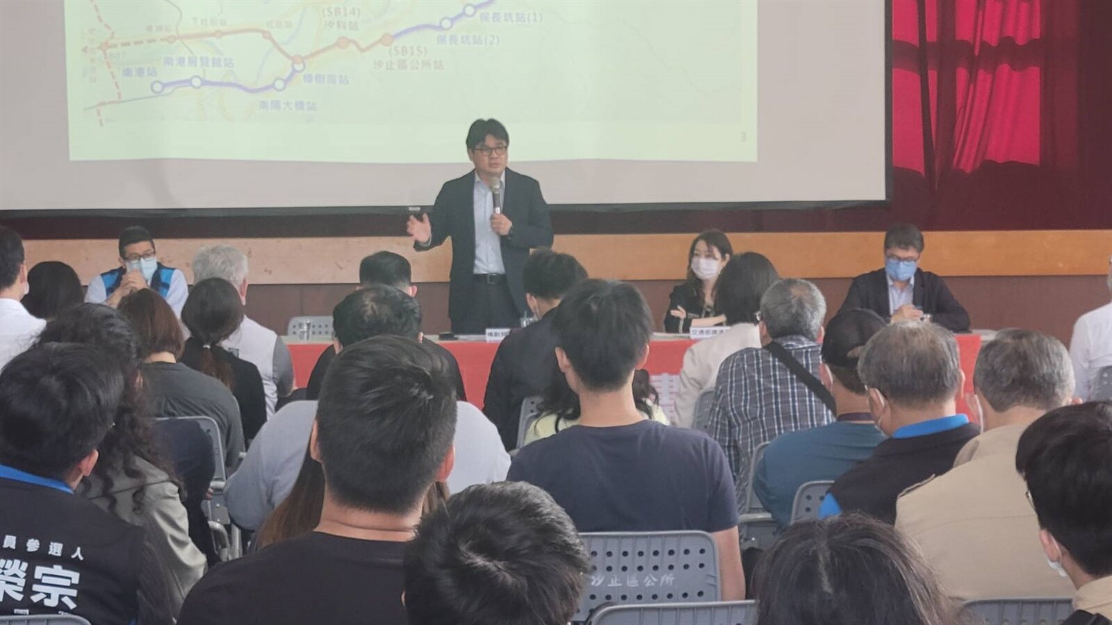 基隆捷運第三場公聽會今天在新北市汐止區公所舉行,有民眾擔心基隆捷運分攤額有爭議,擔心影響汐東線進度。記者游明煌/攝影