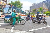 機車取消「兩段式左轉」？交通部不鬆綁