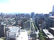 房市上有鍋蓋下有鐵板　4月買氣仍緩步回流