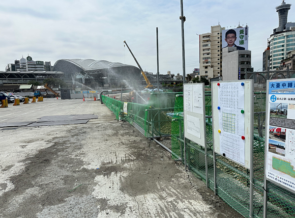 減少工地揚塵有一套 大台中轉運中心示範AI監控 工地智慧灑水系統啟動。圖/台中市政府環保局提供