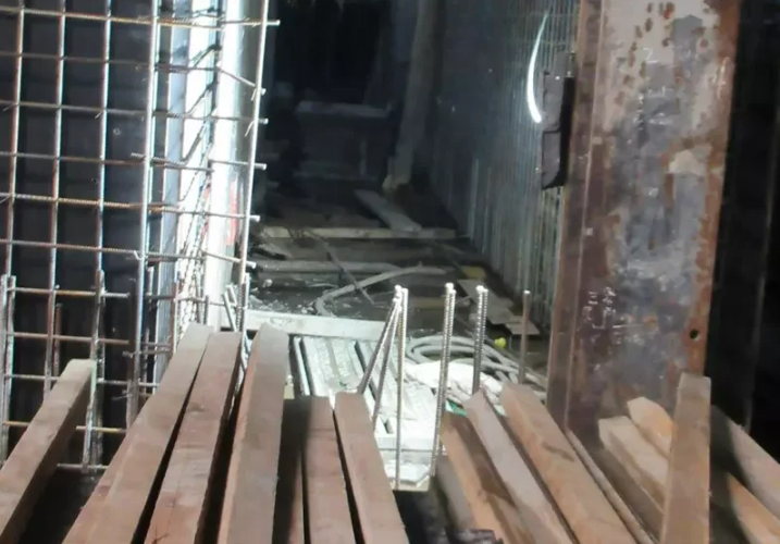 萬大線施工現場,發現暴露鋼筋未有保護設施。圖/北市勞檢處提供