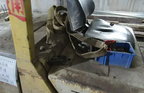 萬大線施工現場內的堆高機駕駛座位未有安全帶。圖/北市勞檢處提供