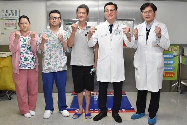 彰化基督教醫療團隊為顏姓員工(右三)加油。圖/彰基提供