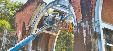 苗栗縣三義鄉龍騰斷橋現正施作加固工程。（謝明俊攝）