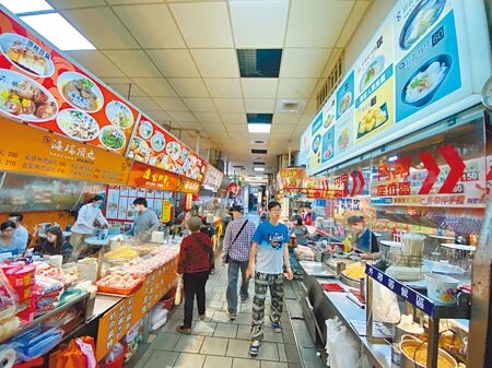 名聞全台的新竹都城隍廟內小吃攤商，因受不了成本上漲，決定自5月1日起全面漲價5元。（陳育賢攝）