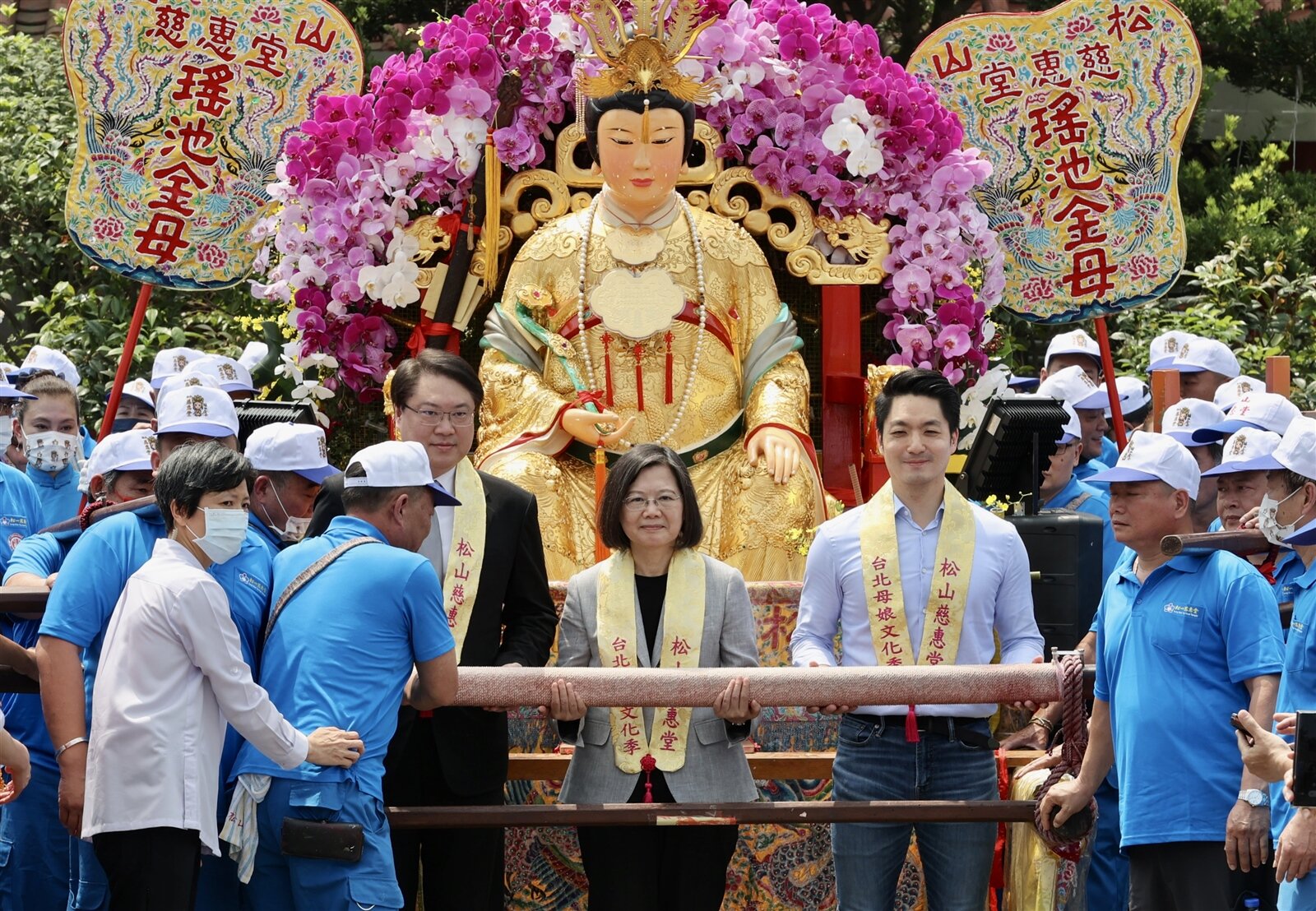 「2023台北母娘文化季保民遶境嘉年華起駕儀式」由總統蔡英文(中)、北市長蔣萬安(右)、內政部長林右昌(左),扶轎起駕。記者林俊良/攝影