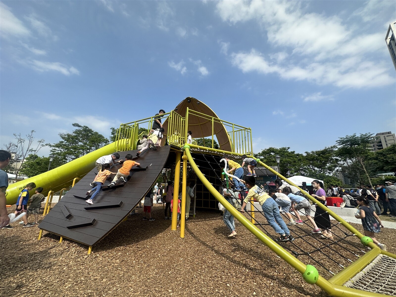 莊敬北路上的兒22大王花公園今早就被小朋友擠爆，以花朵造型設計的滑梯讓大小朋友笑得尖叫聲不斷。記者巫鴻瑋／攝影 