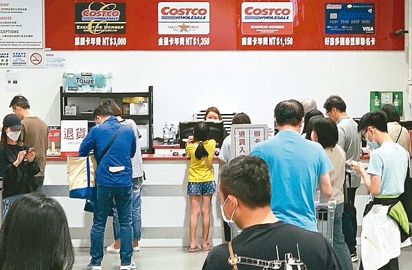 好市多販售的冷凍莓果驗出A肝病毒,各分店設置專門退貨櫃檯處理。記者許正宏/攝影