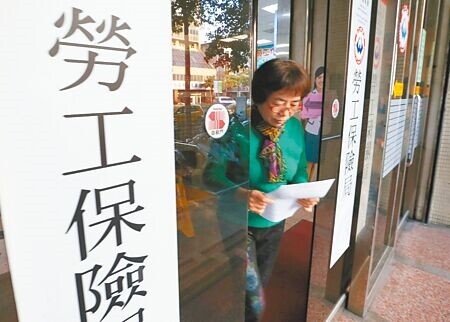 受到物價上漲影響,勞保各項年金給付調整,勞保基金每月要再多支出7億餘元。(本報資料照片)