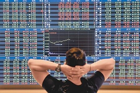 受到去年市場三大利空影響、防疫保單衝擊,今年股利發放與去年同期相比直接「腰斬」。圖為股市示意圖。(本報資料照片)