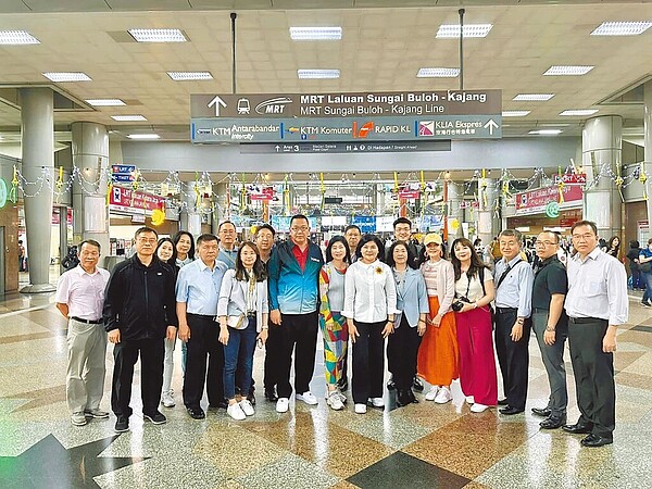 雲林縣長張麗善日前率縣府工務單位考察馬來西亞吉隆坡中央車站。(汪令堯提供/周麗蘭雲林傳真)